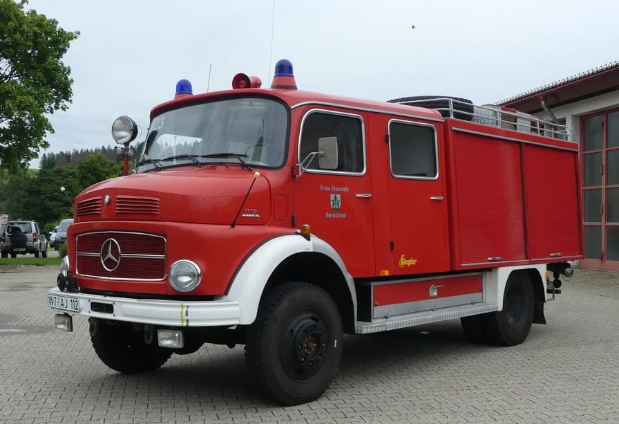 Tanklöschfahrzeug 1/23 der Abteilung Herrischried, ein älterer Mercedes-Benz mit Wappen an der Tür